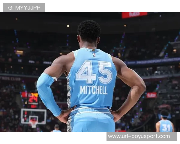 米切尔全场表现亮眼22投11中三分命中率高达36砍下32分9篮板5助攻正负值13