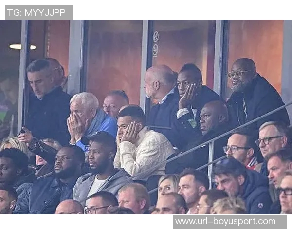 小姆巴佩绝平巴黎后模仿姆巴佩庆祝动作姆总在看台笑逐颜开